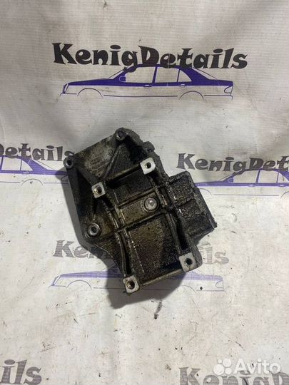 Кронштейн компрессора кондиционера Audi A4 B5