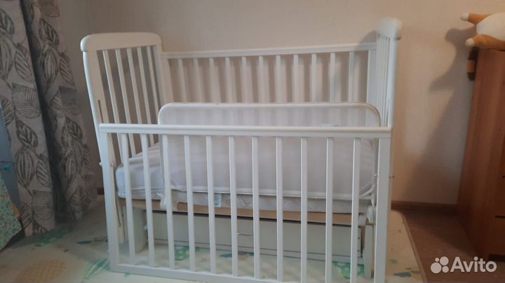 Детская кроватка с маятником