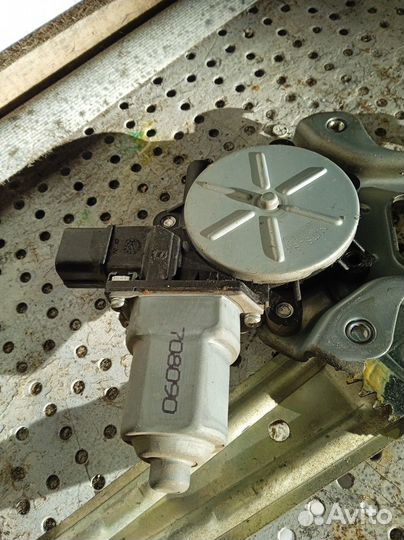 Стеклоподъемник задний правый Mitsubishi Outlander