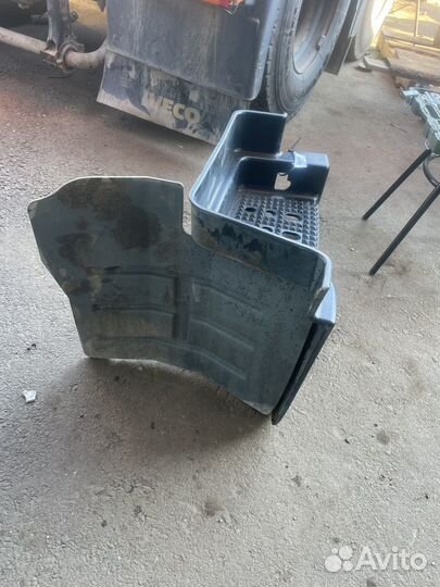 Правая подножка Iveco 504368373