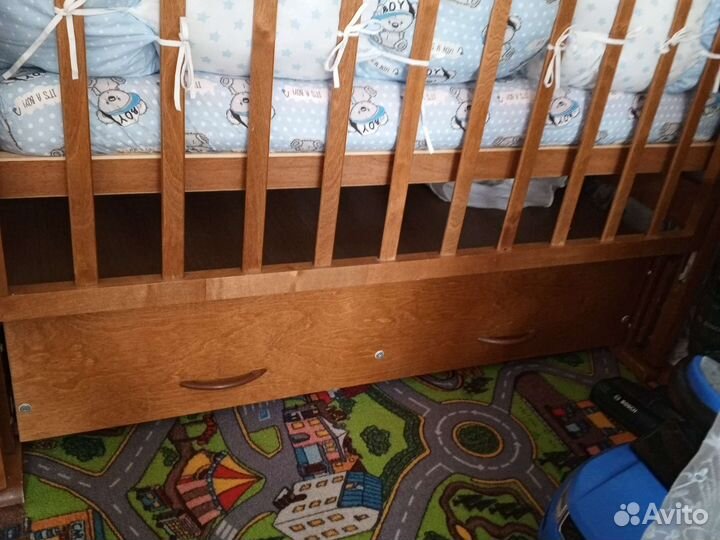 Детская кроватка с маятником и ящиком