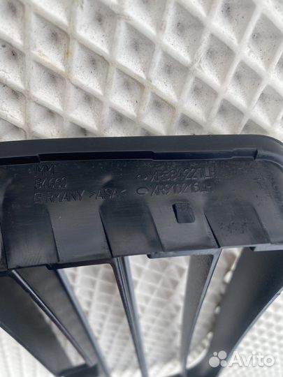 Заглушка в бампер левая mitsubishi carisma рест