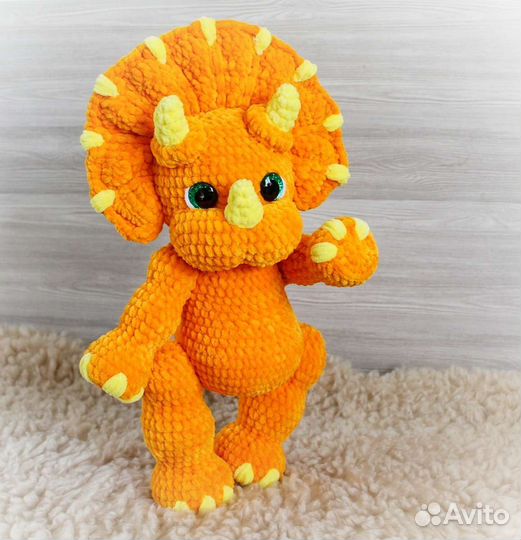Вязаный трицератопс