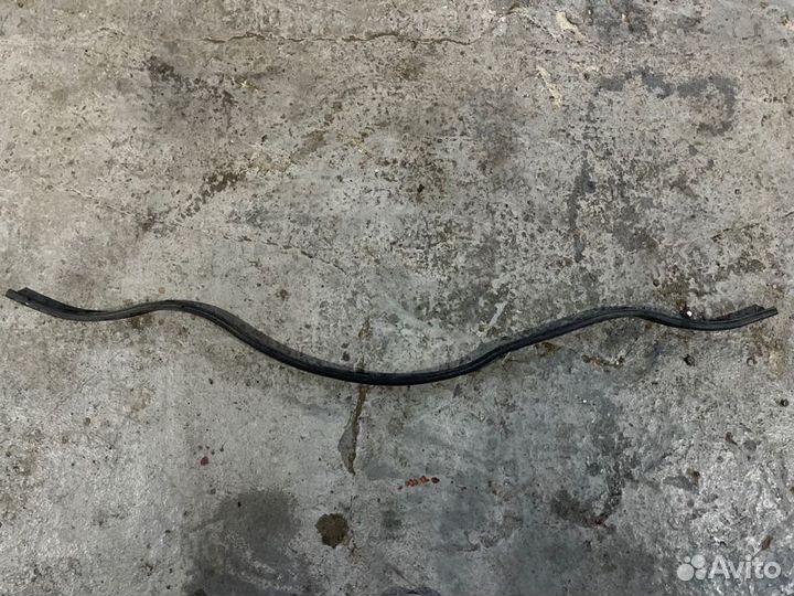 Уплотнитель на жабо (капот) Volkswagen Passat B7