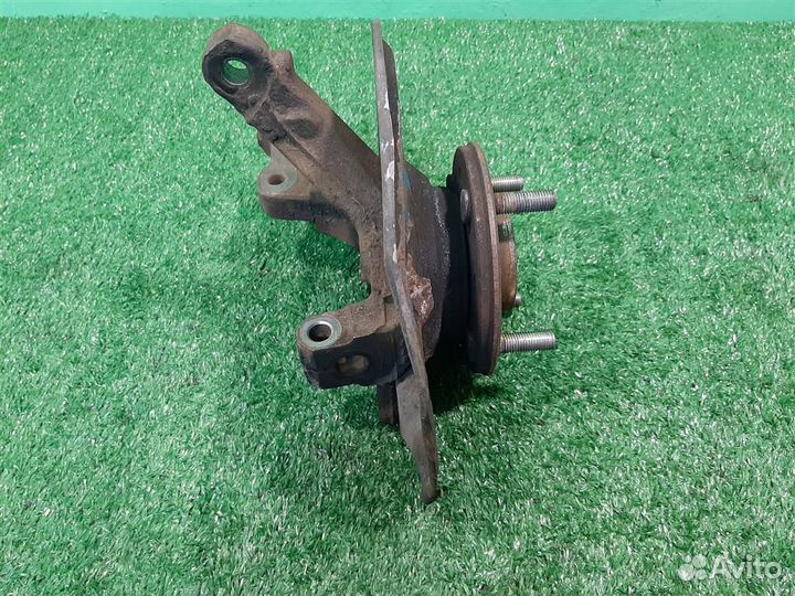 Кулак передний правый Mitsubishi Carisma 2003