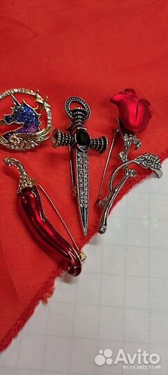 Брошки новые необычные стекло металл хороши выбор
