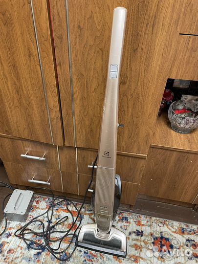 Пылесос Electrolux вертикальный проводной