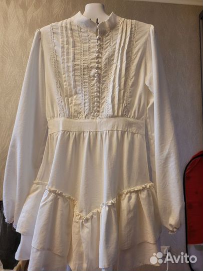 Белое короткое платье с тесьмой