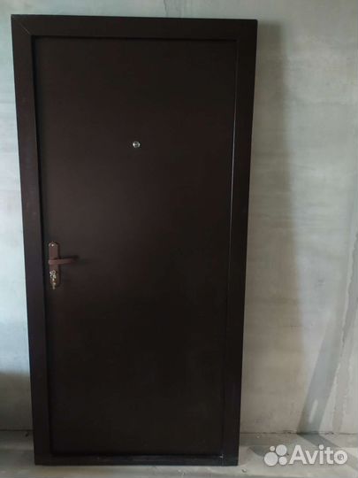 Дверь входная металлическая от застройщика