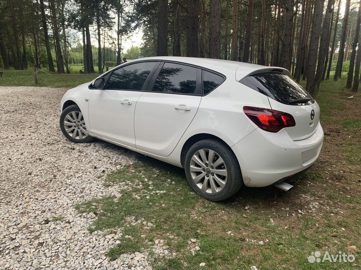 Opel Astra 1.6 AT, 2011, 196 000 км