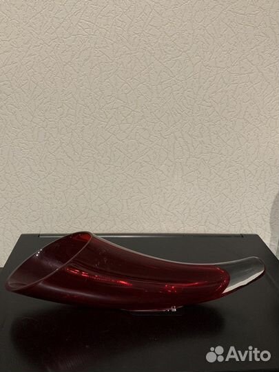 Рог из красного стекла