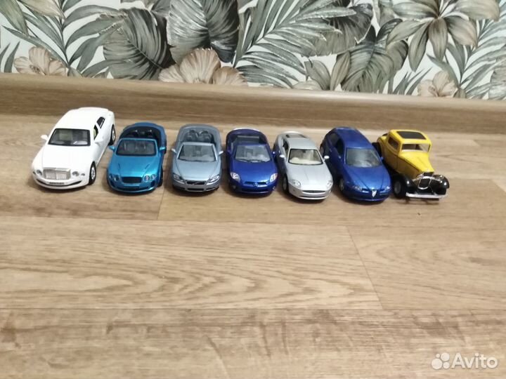 Игрушечные модельки автомобилей