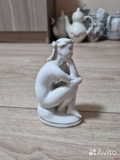 Фарфоровые статуэтки девушка на пляже лфз