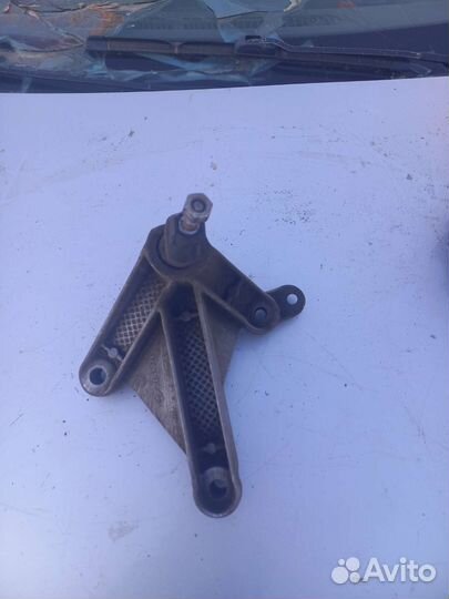 Кронштейн кпп Renault Sandero 1,4