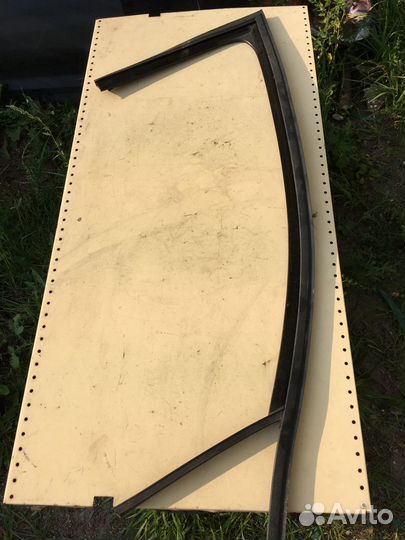 Уплотнитель стекла двери правой Ситроен С4