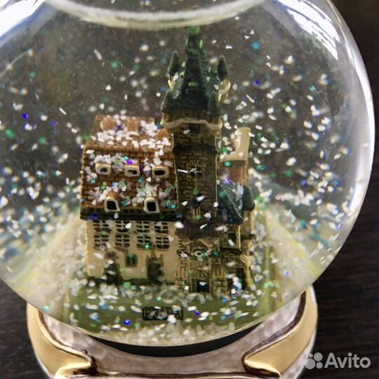 Стеклянный шар со снегом