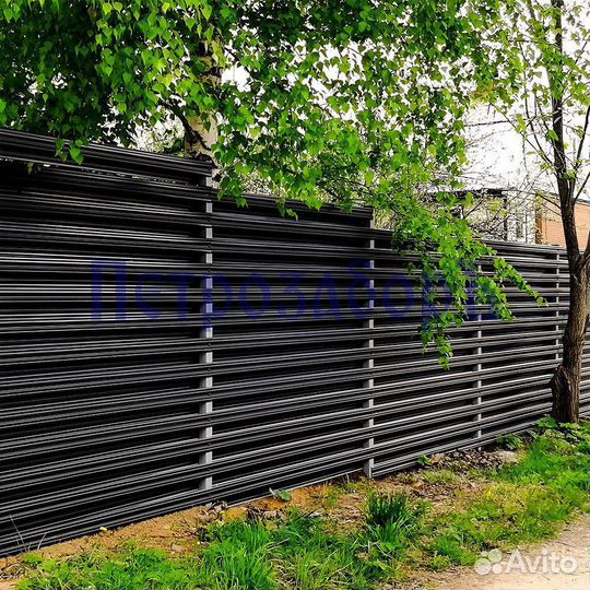 Горизонтальный забор из штакетника в Пушкине