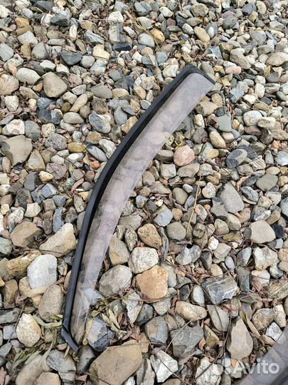 Ветровик передний Noah Voxy 60 2002