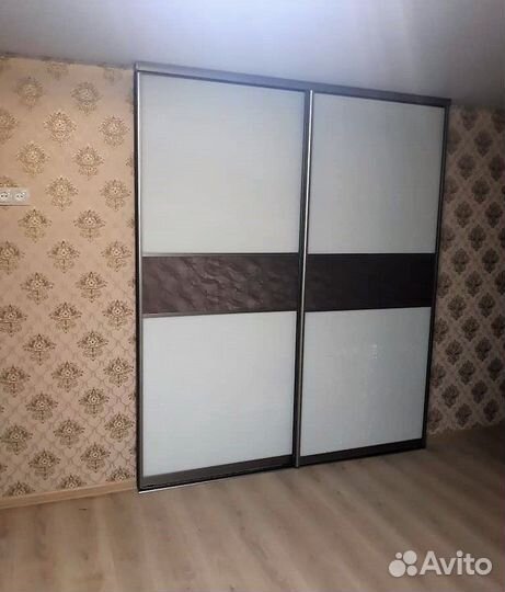 Двери купе с вставкой из мдф и белым стеклом