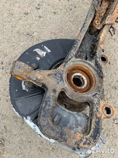 Кулак поворотный со ступицей передний левый