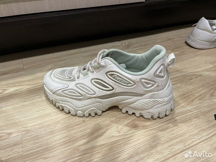 Кроссовки женские