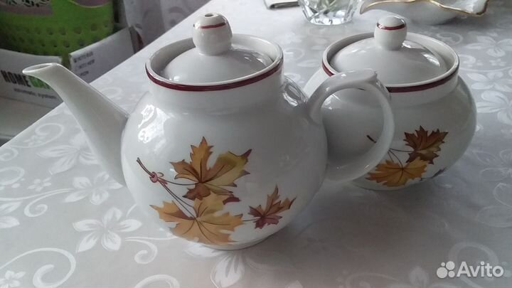 Фарфоровая посуда чайник, сахарница, тарелки