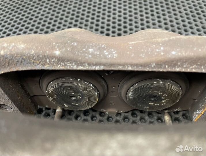 Суппорт передний правый Mercedes-Benz S-Class W221