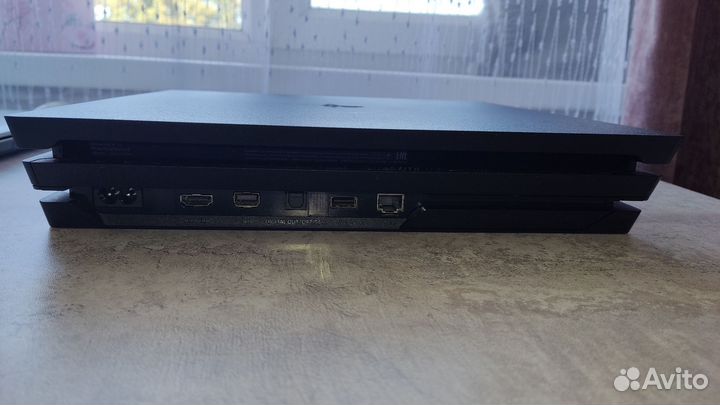 Sony Playstation 4 Pro CUH- 7208B