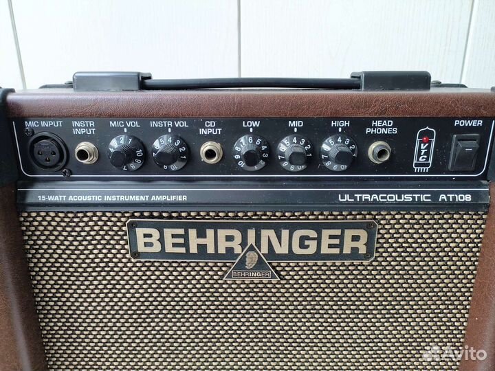 Комбоусилитель Behringer AT108
