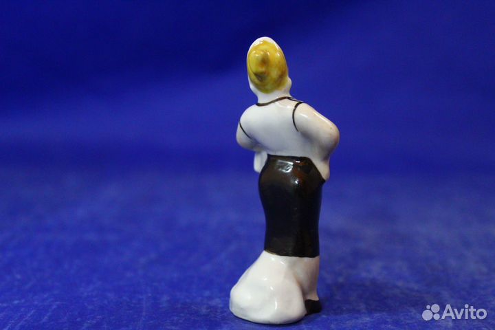 Фарфоровая статуэтка миниатюра Буфетчица Официантк