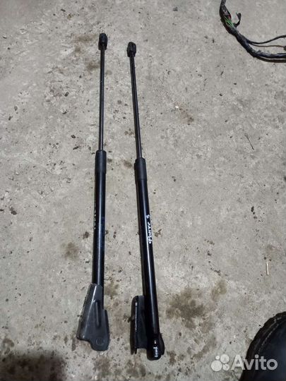 Ford focus 3 упоры крышки багажника