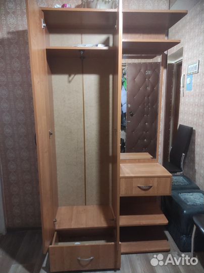 Шкаф для прихожей с зеркалом