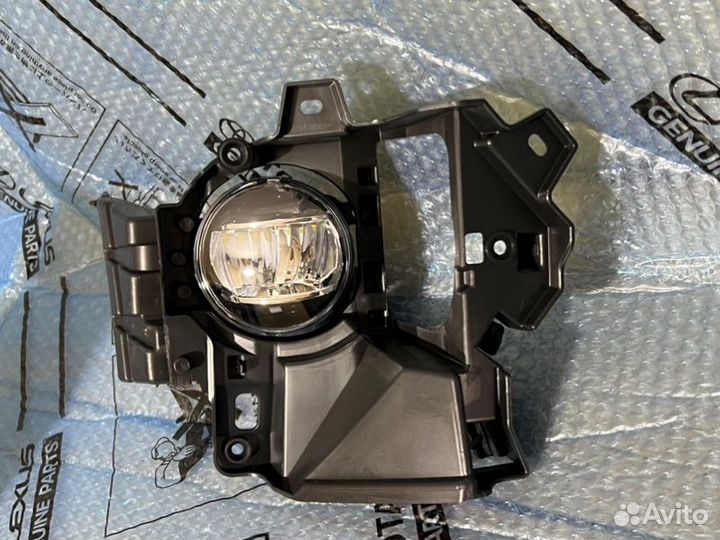 Кронштейн противотуманной фары правый Lexus