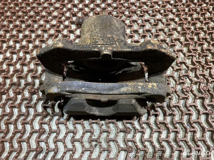 Суппорт передний правый Гранд Витара 3