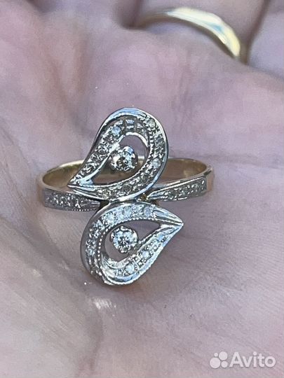 Кольцо с бриллиантом