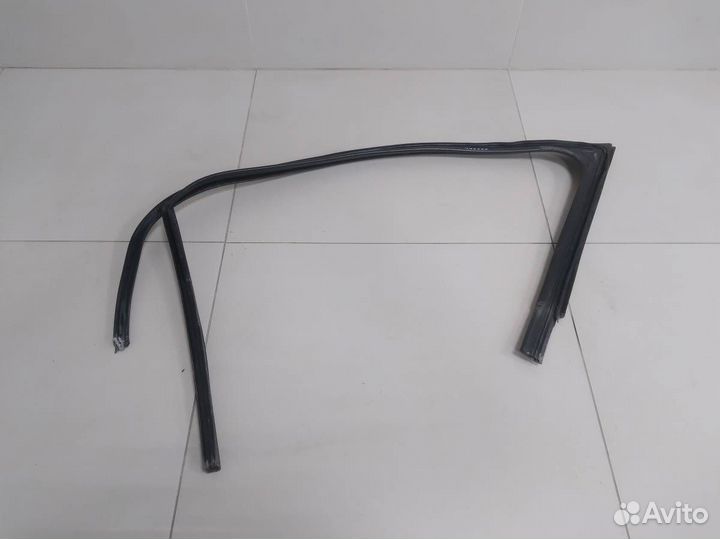 Уплотнитель стекла двери Skoda Rapid 2012-2020