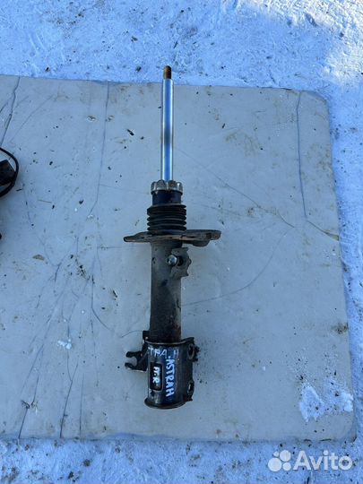 Передняя правая стойка Opel astra H