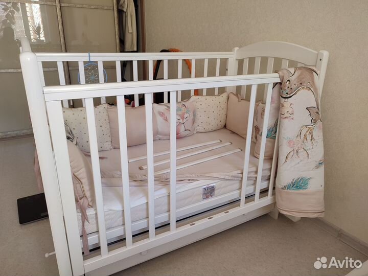 Детская кроватка с поперечным маятником