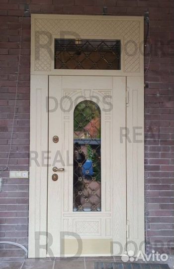 Уличная входная дверь со стеклом и фрамугой