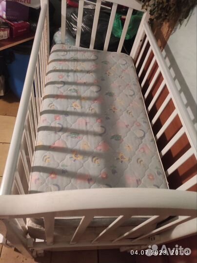 Детская кроватка с продольным маятником