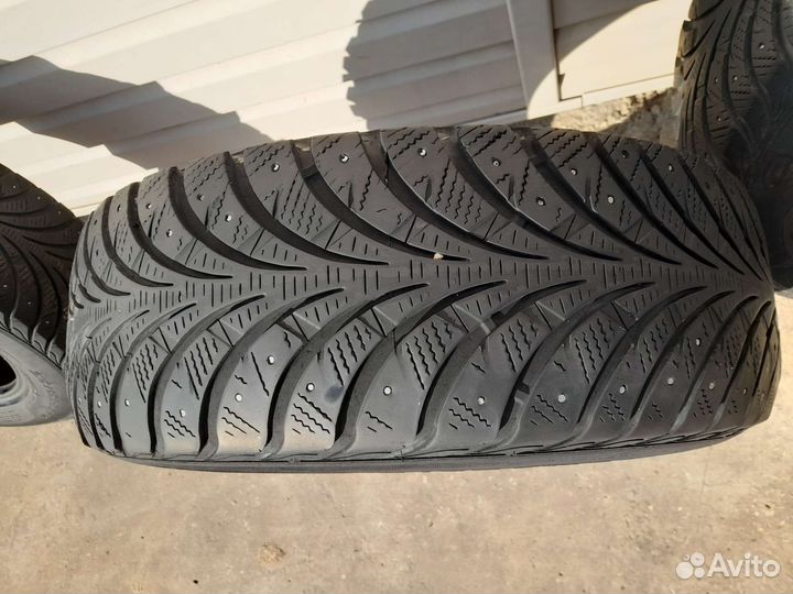 Sava Eskimo Stud 215/65 R16