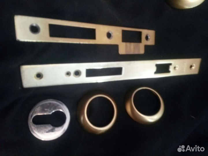 Дверные ручки и комплектующие