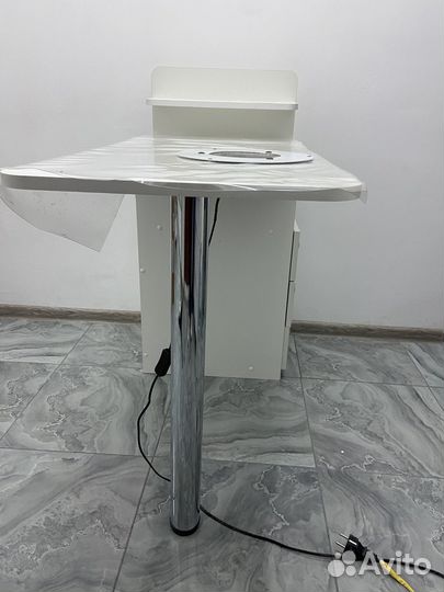 Маникюрный стол с вытяжкой