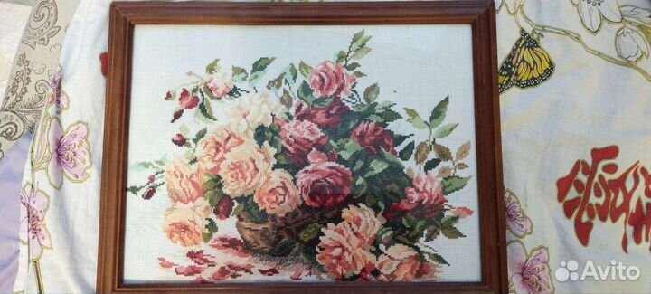 Картина вышитая крестом Розы оформленная в раму