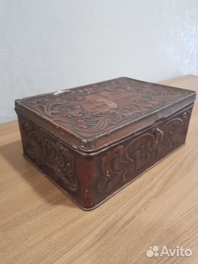 Жестяная банка (коробка) старинная, большая