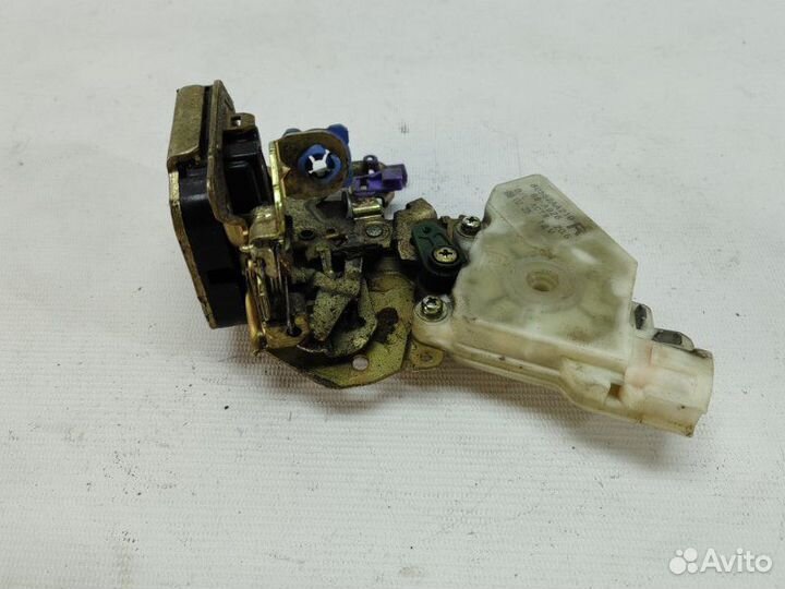 Замок двери задний правый Nissan Cefiro 1998-2003