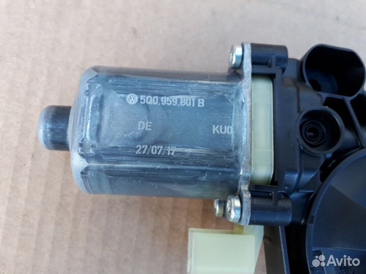 Мотор стеклоподъемника передний Skoda Octavia A7