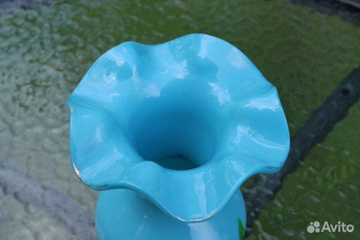 Старинная ваза из молочного стекла