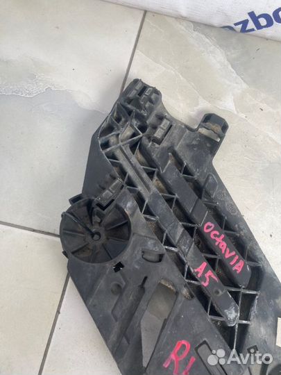 Кронштейн фары нижний передний правый Skoda