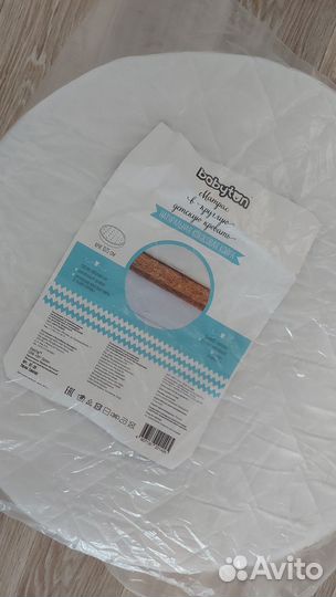 Новый матрас и наматрасник в круглую кроватку